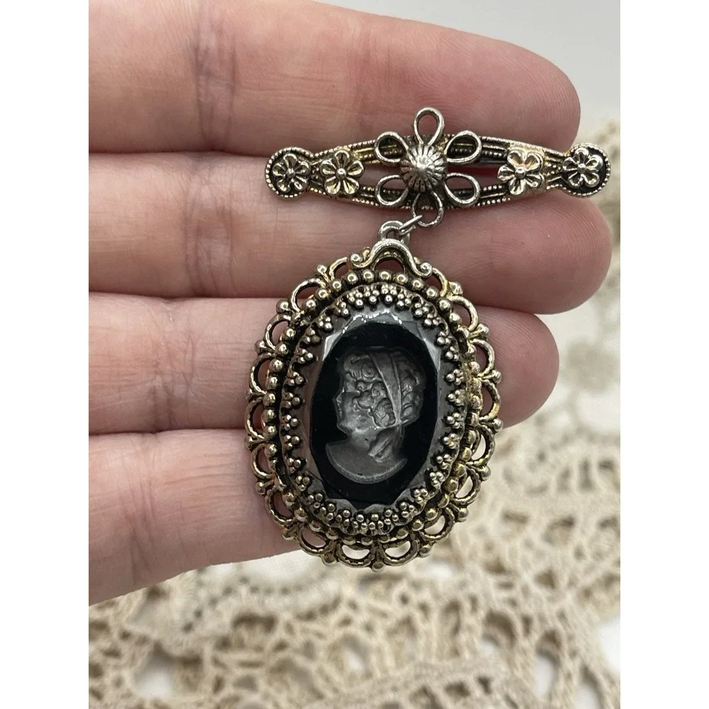VINTAGE ESTATE VICTORIAN STYLE BRASS BLACK RESIN CAMEO PORTRAIT BROOCH‎ BAR